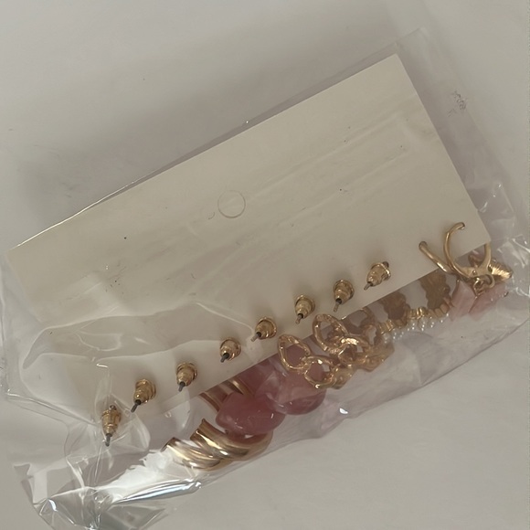 NWT 😊FREE😊W/ $20 Purchase - 5 Pair of earrings - Picture 5 of 5